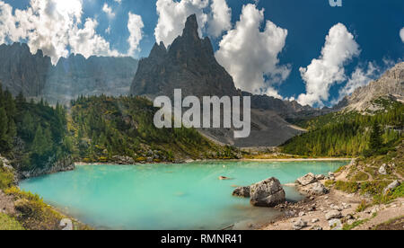 Un fantastico panorama del lago Sorapis Lago di Sorapis Dolomiti, Italia Foto Stock