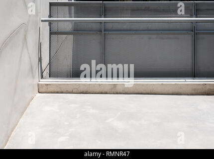 Moderno recinzione metallica del calcestruzzo terrazza sulla sommità dell'edificio in area urbana. Foto Stock