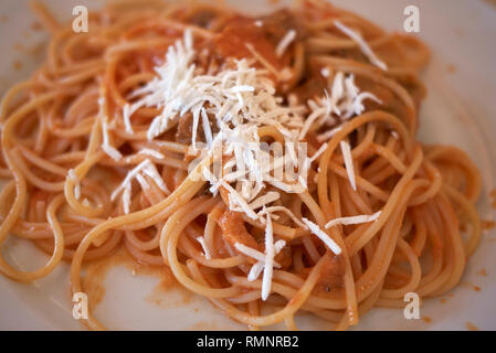 Spaghetti con melanzane e formaggio pecorino (Spaghetti alla norma) Foto Stock