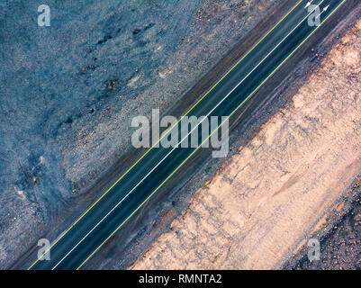 Strada deserta circondata da rocce di arenaria vista aerea Foto Stock