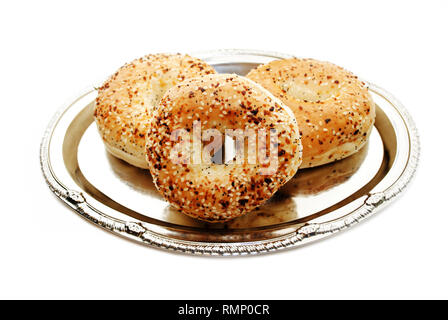 Tutto bagel servita su un piatto d argento Foto Stock