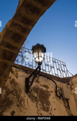 La forma classica di un lampione - lanterna, come un patrimonio europeo su un edificio di Safi, Marocco. Illuminata dal sole del mattino. Azzurro cielo. Foto Stock