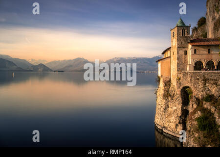 Eremo di Santa Caterina del Sasso (XIII secolo) con sullo sfondo le Alpi, il Lago Maggiore, Lombardia, Italia Foto Stock