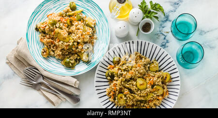 Banner di risotto primavera su di una tavola di marmo con spezie e olio di oliva Foto Stock