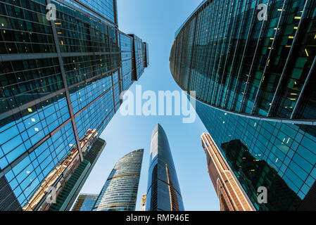 Vista prospettica dal basso la vista sul quartiere degli affari di grattacieli Foto Stock