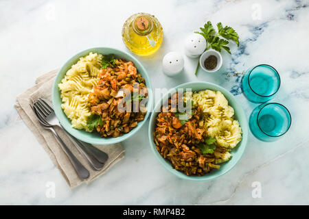 Purè di patate con cavolo stufato vegetale su un tavolo di marmo. sana cucina vegana Foto Stock