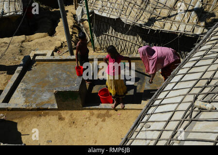 Rifugiati Rohingya persone raccoglie acqua dal tubo bene nel Balukhali Refugee Camp in Ukhia, Cox's Bazar, Bangladesh. Il 02 febbraio, 2019 Foto Stock