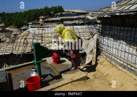 Rifugiati Rohingya persone raccoglie acqua dal tubo bene nel Balukhali Refugee Camp in Ukhia, Cox's Bazar, Bangladesh. Il 02 febbraio, 2019 Foto Stock