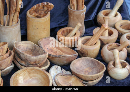 Mortai in legno con pestelli sul mercato Foto Stock