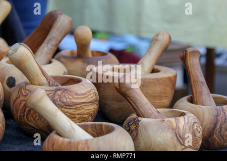 Mortai in legno con pestelli sul mercato Foto Stock
