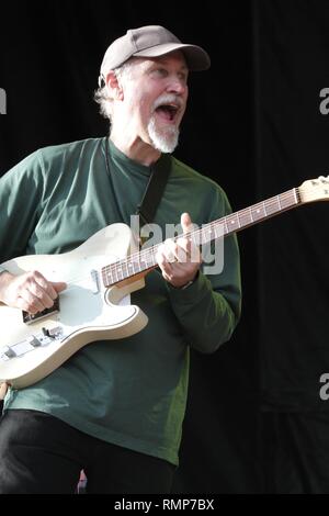 Il chitarrista John Scofield è mostrato esibirsi sul palco durante un 'live' aspetto di concerto con Phil Lesh & Friends. Foto Stock