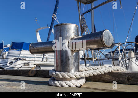 Acciaio inossidabile bollard sul dock sullo sfondo di yacht Foto Stock