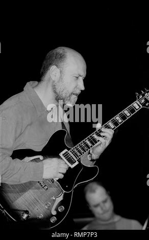 Il chitarrista jazz e compositore John Scofield è mostrato esibirsi sul palco durante un 'live' aspetto di concerto. Foto Stock