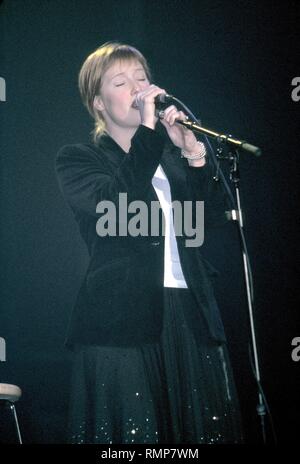 Il cantante Leigh Bingham Nash di Grammy nominato Christian pop & rock band Sixpence nessuno dei più ricchi è mostrato esibirsi sul palco durante un 'live' aspetto concerto.cantante Foto Stock