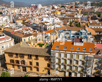 Vista da sopra delle vecchie case e strade strette, Malaga città vecchia, Andalusia, Spagna Foto Stock