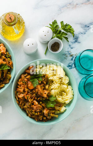 Purè di patate con cavolo stufato vegetale su un tavolo di marmo. sana cucina vegana Foto Stock