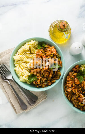 Purè di patate con cavolo stufato vegetale su un tavolo di marmo. sana cucina vegana Foto Stock