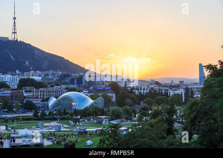 Vista sulla città vecchia di Tbilisi, Georgia dopo il tramonto Foto Stock