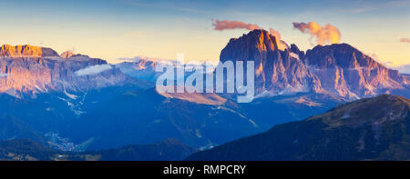 Ottima vista sul Sassolungo (Sassolungo) e gruppo del Sella, valle Gardena. Parco Nazionale Dolomiti Alto Adige Südtirol. Località di Ortisei, S. Cristina e SELV Foto Stock