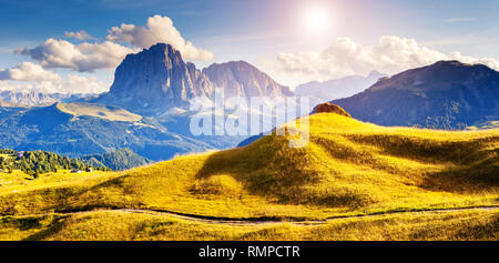 Ottima vista sul Sassolungo (Sassolungo) gruppo, valle Gardena. Parco Nazionale Dolomiti Alto Adige Südtirol. Località di Ortisei, Santa Cristina e Selva di Val Gardena Foto Stock