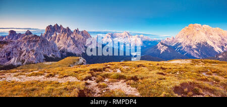 Ottima vista del Cadini di Misurina gamma, il Cristallo e il Sorapis gruppo nel Parco Nazionale di Tre Cime di Lavaredo. Dolomiti Alto Adige Südtirol. Ubicazione Auronz Foto Stock