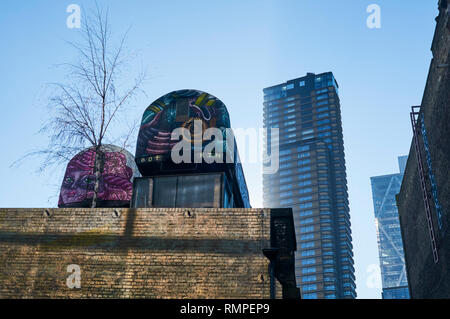 Villaggio della metropolitana tubo di recyled carrozze ferroviarie sulla parte superiore dei contenitori di spedizione, visto da Holywell Lane, in Shoreditch, East London REGNO UNITO Foto Stock