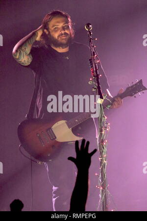 Cantante, compositore e chitarrista Shaun Morgan è mostrato esibirsi sul palco durante i concerti dal vivo con aspetto Seether. Foto Stock