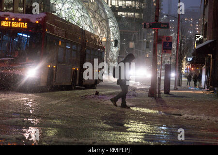 Seattle, Washington circa inverno 2019 la società Amazon la sede mondiale di sfere campus green house terrarium uffici durante una rara tempesta di neve. Foto Stock