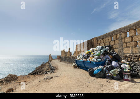 Oltrepassando un saltare piena di spazzatura lungo la strada costiera tra El Puertito e La Caleta in Costa Adeje costa di Tenerife, Isole Canarie, Spa Foto Stock