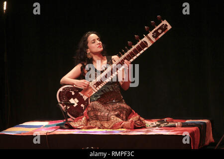 Musicista Anoushka Shankar è indicato di eseguire durante un 'live' aspetto di concerto. Foto Stock