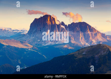 Ottima vista sul Sassolungo (Sassolungo) gruppo, valle Gardena. Parco Nazionale Dolomiti Alto Adige Südtirol. Località di Ortisei, Santa Cristina e Selva di Val Gardena Foto Stock