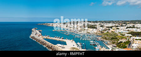 Vista panoramica di Santa Maria di Leuca Marina di Leuca e punta Ristola, Puglia, Italia Foto Stock