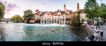 Città vecchia di Thun al tramonto in estate, wakeboarder nel fiume Aare, Svizzera, Europa Foto Stock