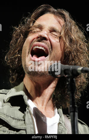 Cantante, compositore e chitarrista Chris Cornell della rock band Soundgarden è mostrato esibirsi sul palco durante un 'live' aspetto di concerto. Foto Stock