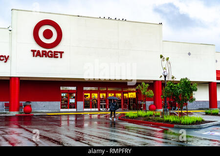 Febbraio 14, 2019 Mountain View / CA / USA - Ingresso a uno dei negozi di destinazione situato nella parte sud di San Francisco Bay Area Foto Stock