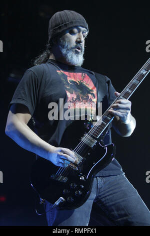 Il chitarrista Kim Thayil è mostrato esibirsi sul palco durante un 'live' aspetto di concerto con Soundgarden. Foto Stock