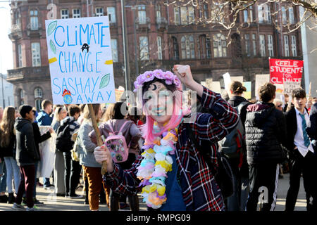 Manchester, Regno Unito. 15 Feb, 2019. La scuola e gli studenti universitari a piedi in sciopero per prendere parte a una giornata nazionale di azione per evidenziare i problemi connessi con il cambiamento climatico. Circa 500 giovani hanno partecipato a un rally in Piazza San Pietro, Manchester, Regno Unito, 15 febbraio 2019 (C)Barbara Cook/Alamy Live News Credito: Barbara Cook/Alamy Live News Foto Stock