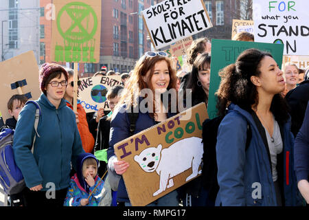 Manchester, Regno Unito. 15 Feb, 2019. La scuola e gli studenti universitari a piedi in sciopero per prendere parte a una giornata nazionale di azione per evidenziare i problemi connessi con il cambiamento climatico. Circa 500 giovani hanno partecipato a un rally in Piazza San Pietro, Manchester, Regno Unito, 15 febbraio 2019 (C)Barbara Cook/Alamy Live News Credito: Barbara Cook/Alamy Live News Foto Stock