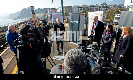 Dawlish, UK. 15 Feb, 2019. 15/02/2019 MP Chris Grayling visita a Dawlish, Mark Landman Route Managing Director, Occidentale. - Foto obbligatorio dalla linea: Andy stili - Tel: 01626 872731 - Mobile: 07834214253 TQAS20190215B-007 C Credito: Andy Fotografia stili/Alamy Live News Foto Stock