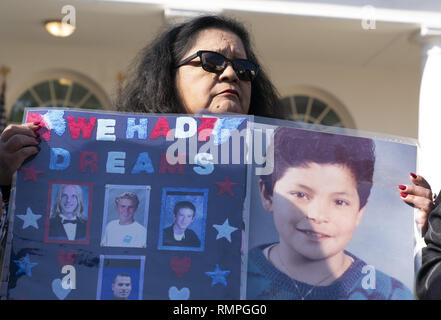 Washington, DC, Stati Uniti d'America. 15 Feb, 2019. ''Angelo madre" Angie Marfin Vargas, che avrebbe perso un figlio al reato commesso da un clandestino, fotografati dopo il Presidente degli Stati Uniti, Trump ha dichiarato un'emergenza nazionale oltre il confine meridionale e la necessità per la sicurezza alle frontiere nel Giardino delle Rose della Casa Bianca di Washington, DC il Venerdì, 15 febbraio 2019 Credit: Chris Kleponis/CNP/ZUMA filo/Alamy Live News Foto Stock