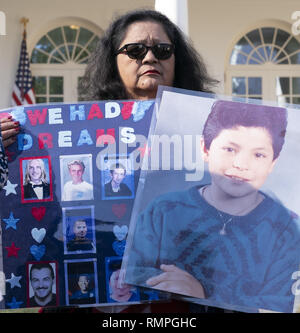 Washington, DC, Stati Uniti d'America. 15 Feb, 2019. ''Angelo madre" Angie Marfin Vargas, che avrebbe perso un figlio al reato commesso da un clandestino, fotografati dopo il Presidente degli Stati Uniti, Trump ha dichiarato un'emergenza nazionale oltre il confine meridionale e la necessità per la sicurezza alle frontiere nel Giardino delle Rose della Casa Bianca di Washington, DC il Venerdì, 15 febbraio 2019 Credit: Chris Kleponis/CNP/ZUMA filo/Alamy Live News Foto Stock