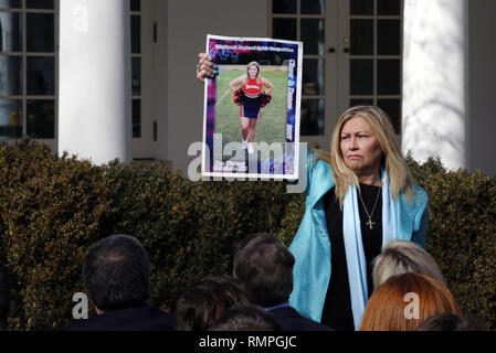 Washington, DC, Stati Uniti d'America. 15 Feb, 2019. ''Angelo madre'' Susan Stevens, detiene una foto di sua figlia Toria Stevens che muore a causa di un crimine commesso da un clandestino fotografati dopo il Presidente degli Stati Uniti, Trump ha dichiarato un'emergenza nazionale oltre il confine meridionale e la necessità per la sicurezza alle frontiere nel Giardino delle Rose della Casa Bianca di Washington, DC il Venerdì, 15 febbraio 2019 Credit: Martin H. Simon/CNP/ZUMA filo/Alamy Live News Foto Stock