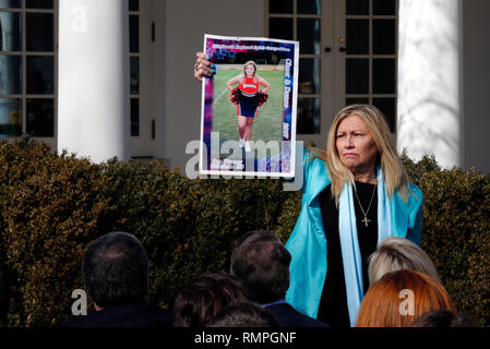 Washington DC, Stati Uniti d'America. 15 Feb, 2019. 'Angel' Madre Susan Stevens, detiene una foto di sua figlia Toria Stevens che muore a causa di un crimine commesso da un clandestino fotografati dopo il Presidente degli Stati Uniti, Trump ha dichiarato un'emergenza nazionale oltre il confine meridionale e la necessità per la sicurezza alle frontiere nel Giardino delle Rose della Casa Bianca di Washington, DC il Venerdì, 15 febbraio 2019. Credito: Martin H. Simon/CNP | Utilizzo di credito in tutto il mondo: dpa/Alamy Live News Foto Stock