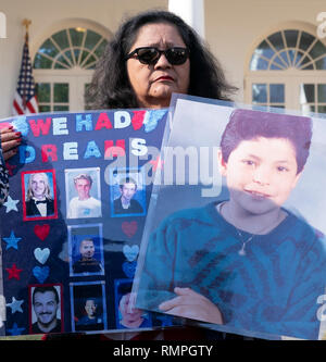 Washington DC, Stati Uniti d'America. 15 Feb, 2019. 'Angelo madre" Angie Marfin Vargas, che avrebbe perso un figlio al reato commesso da un clandestino, fotografati dopo il Presidente degli Stati Uniti, Trump ha dichiarato un'emergenza nazionale oltre il confine meridionale e la necessità per la sicurezza alle frontiere nel Giardino delle Rose della Casa Bianca di Washington, DC il Venerdì, 15 febbraio 2019. Credito: Chris Kleponis / Pool via CNP /MediaPunch Credito: MediaPunch Inc/Alamy Live News Foto Stock