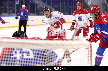 Sochi, Russia. 15 Feb, 2019. Il Presidente bielorusso Alexander Lukashenko, centro, prende un colpo sul traguardo durante un amichevole hockey su ghiaccio corrispondere con il presidente russo Vladimir Putin, #11, all'Arena Shaiba Febbraio 15, 2019 in Sochi, Russia. Credito: Planetpix/Alamy Live News Foto Stock