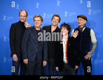 Berlino, Germania. 15 Feb, 2019. 69Berlinale - Photocall, Berlinale Special, 'Weil du nur einmal leben - Die Toten Hosen auf Tour': Michael Breitkopf (l-r, Breiti), Andreas Meurer (EI), Campino, Stephen George Ritchie (VOM) e Andreas von Holst (Kuddel), i membri della band "Die Toten Hosen". Credito: Britta Pedersen/dpa/Alamy Live News Foto Stock