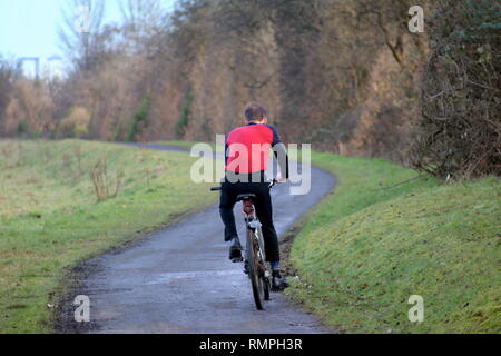 Glasgow, Scotland, Regno Unito 15th, febbraio 2019 UK Meteo: giornata soleggiata sul canale di Forth e Clyde tow-percorso come la gente del posto per godere del sole.Credit Gerard Ferry/Alamy Live News Foto Stock