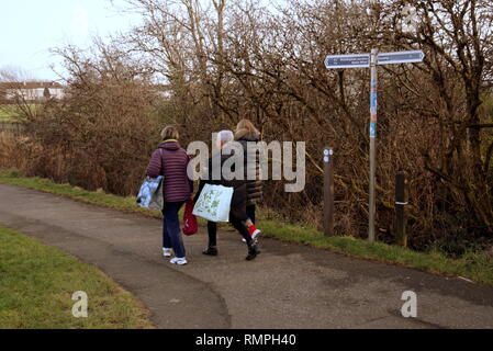 Glasgow, Scotland, Regno Unito 15th, febbraio 2019 UK Meteo: giornata soleggiata sul canale di Forth e Clyde tow-percorso come la gente del posto per godere del sole.Credit Gerard Ferry/Alamy Live News Foto Stock