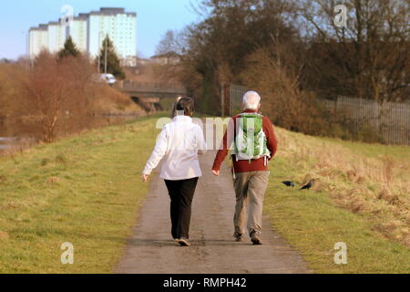 Glasgow, Scotland, Regno Unito 15th, febbraio 2019 UK Meteo: giornata soleggiata sul canale di Forth e Clyde tow-percorso come la gente del posto per godere del sole.Credit Gerard Ferry/Alamy Live News Foto Stock