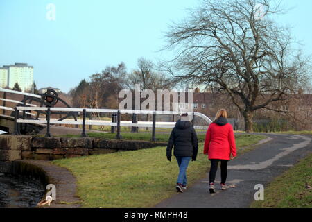 Glasgow, Scotland, Regno Unito 15th, febbraio 2019 UK Meteo: giornata soleggiata sul canale di Forth e Clyde tow-percorso come la gente del posto per godere del sole.Credit Gerard Ferry/Alamy Live News Foto Stock